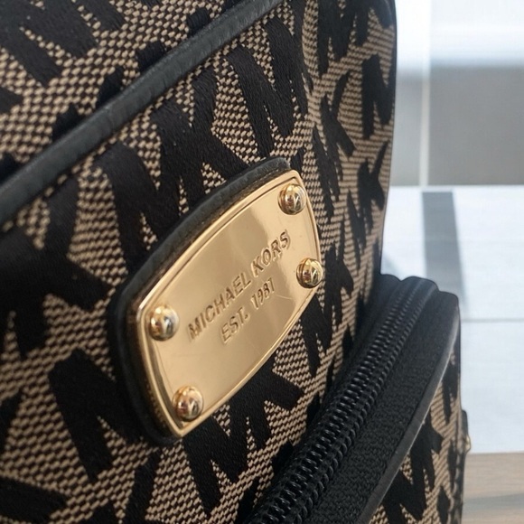 Vintage MICHAEL KORS BEDFORD ZIP CROSSBODY BAG 7 x 9 x 4 Like New Tan/Black - Picture 11 of 12